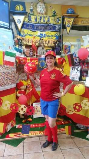 Celina Mendoza, delante del rinconcito dedicado a la Selección Española de Fútbol (Foto TA)